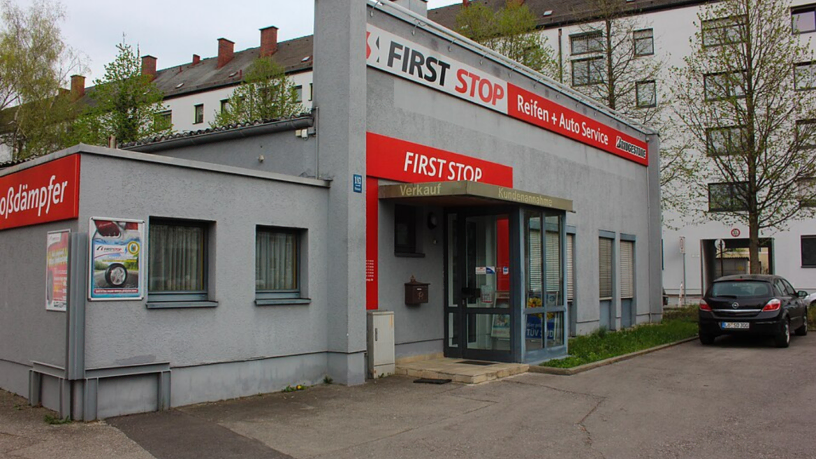 autowerkstatt mit roter beschilderung in wohnstraße
