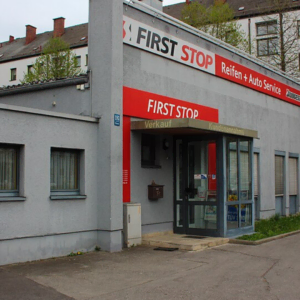 autowerkstatt mit roter beschilderung in wohnstraße
