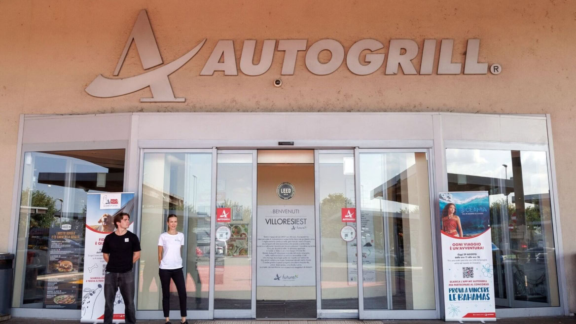 ingresso autogrill con logo e vetrina