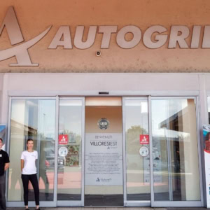 ingresso autogrill con logo e vetrina