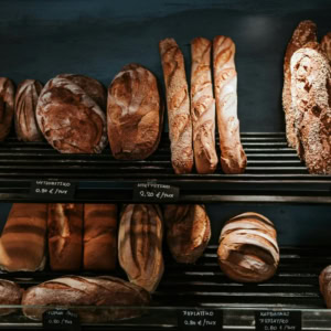 vitrine de pain artisanal en boulangerie