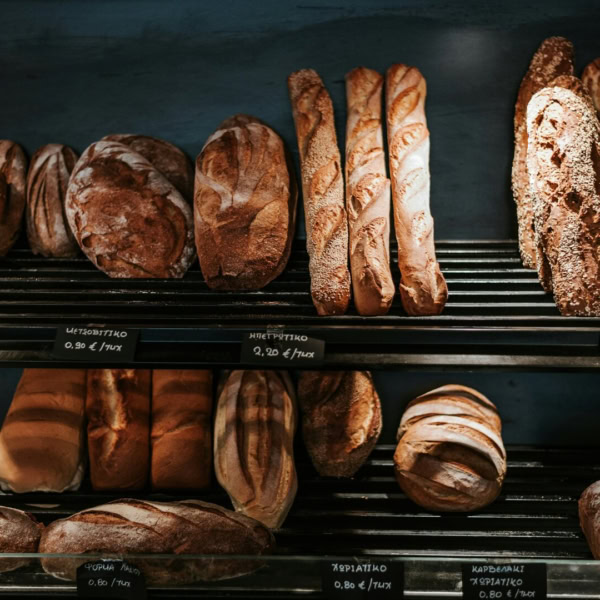vitrine de pain artisanal en boulangerie