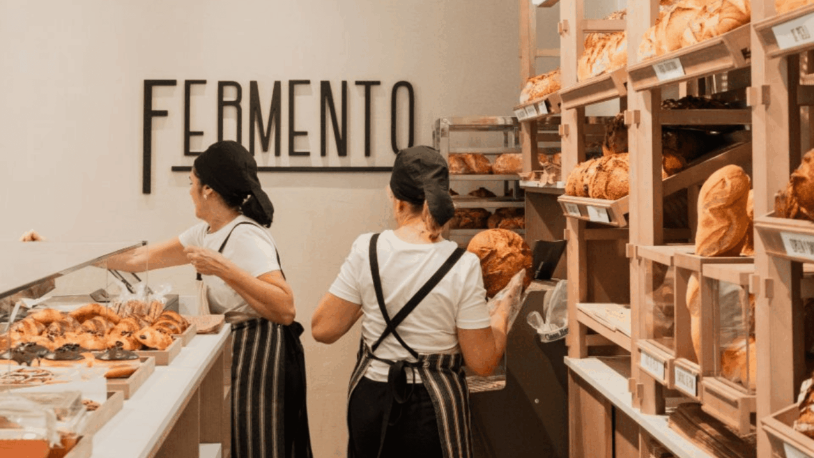 interior de panadería fermento con pan artesano