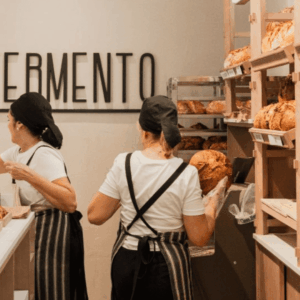 interior de panadería fermento con pan artesano