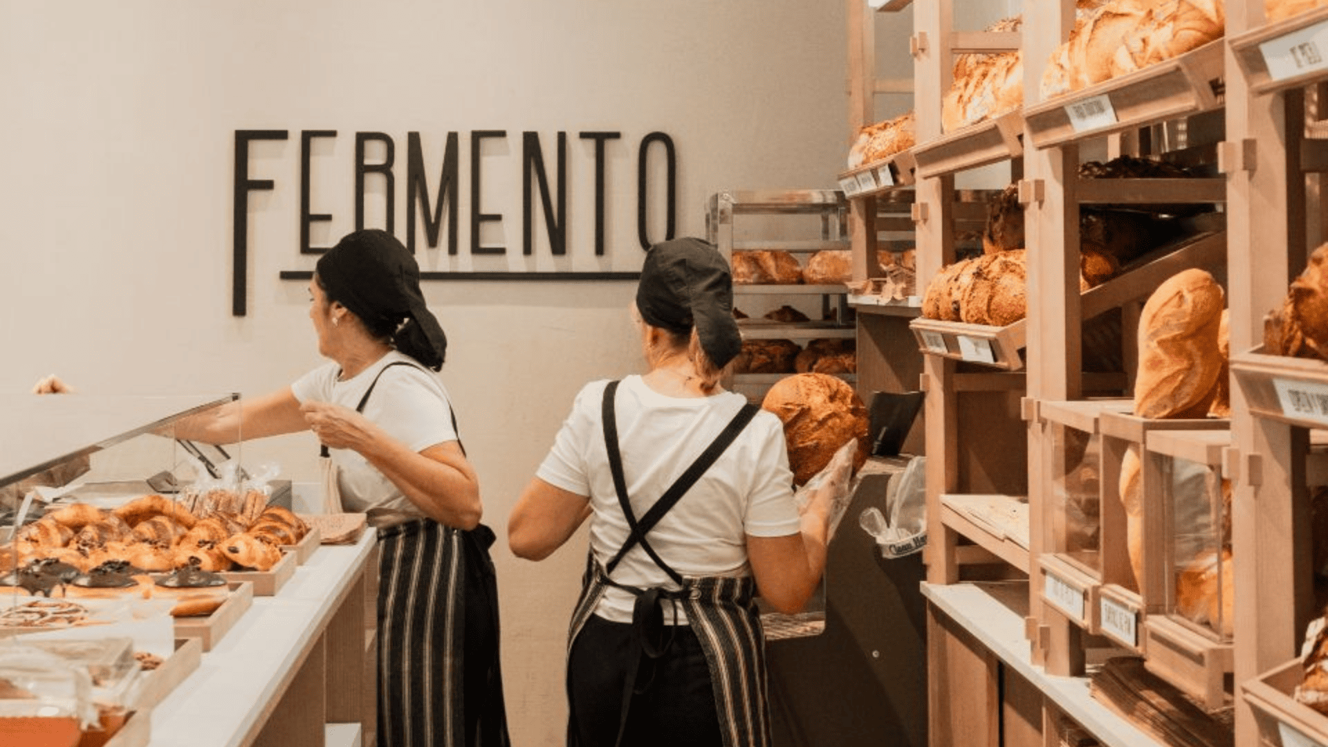 interior de panadería fermento con pan artesano