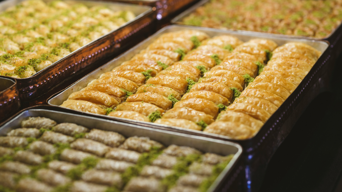 baklava doré en plateau, pistaches et sirop