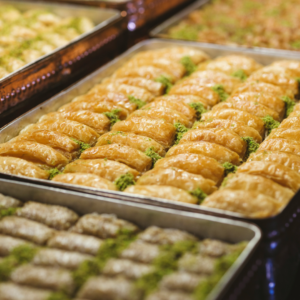 baklava doré en plateau, pistaches et sirop