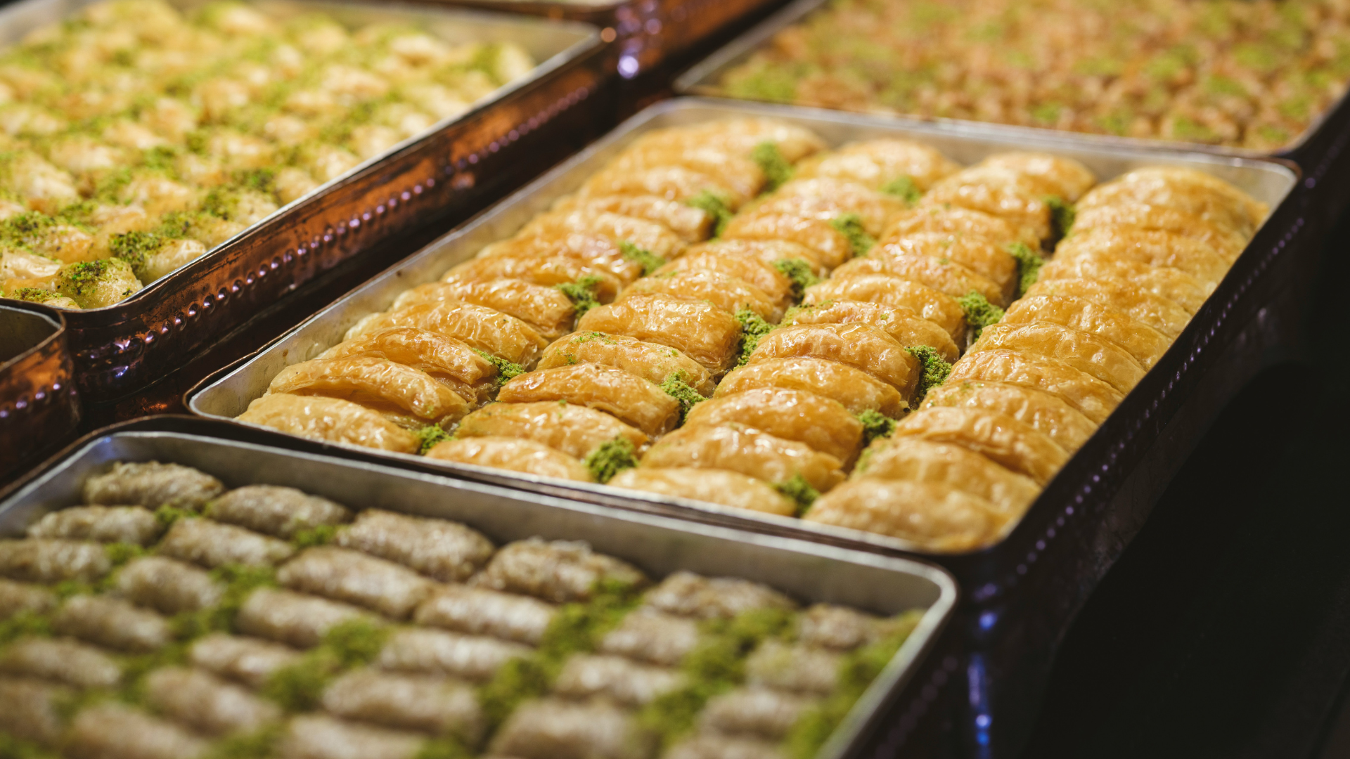 baklava doré en plateau, pistaches et sirop