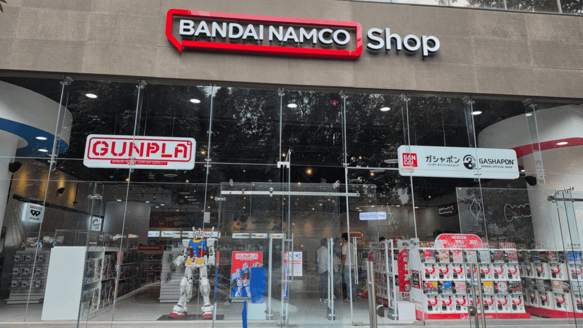 fachada de bandai namco shop con gundam y gashapon