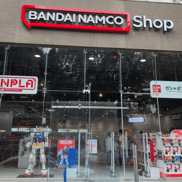 fachada de bandai namco shop con gundam y gashapon