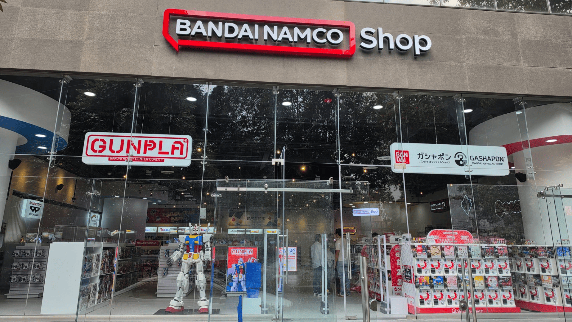 fachada de bandai namco shop con gundam y gashapon