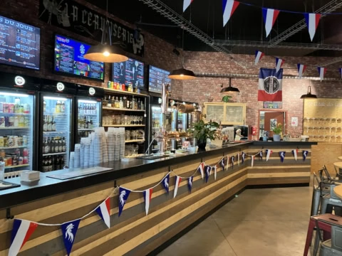 bar français chaleureux au décor tricolore