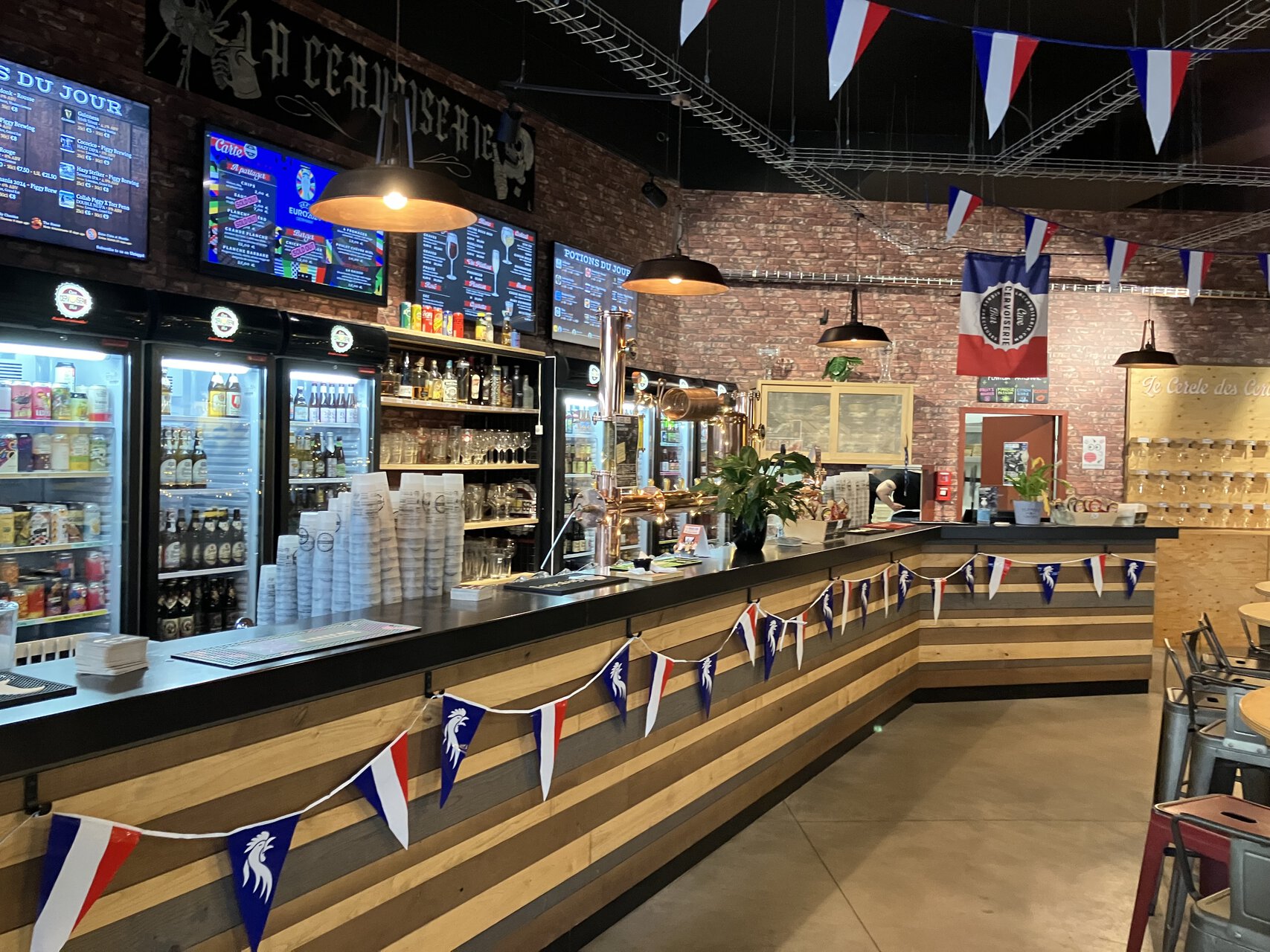 bar français chaleureux au décor tricolore