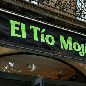 façade de bar mojito à enseigne néon