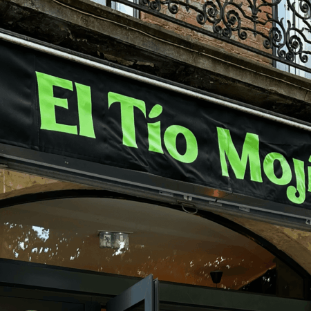 façade de bar mojito à enseigne néon