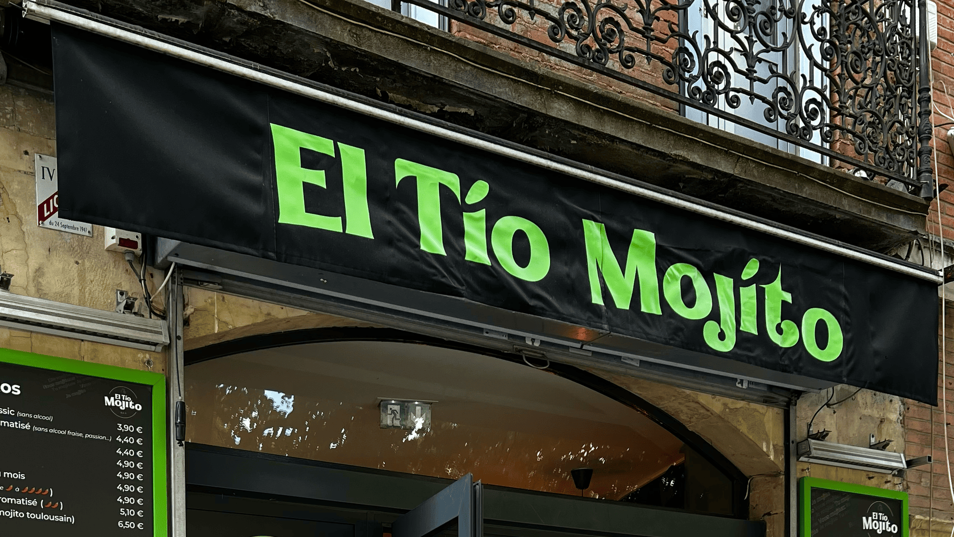 façade de bar mojito à enseigne néon