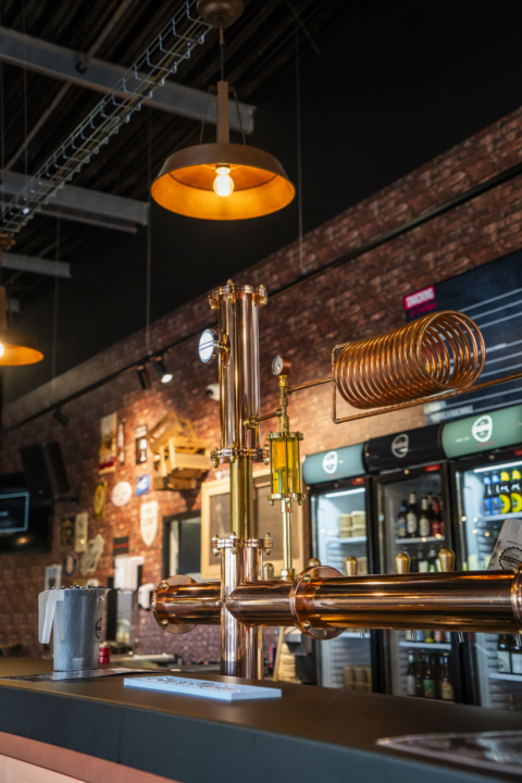 brasserie industrielle à la tireuse en cuivre