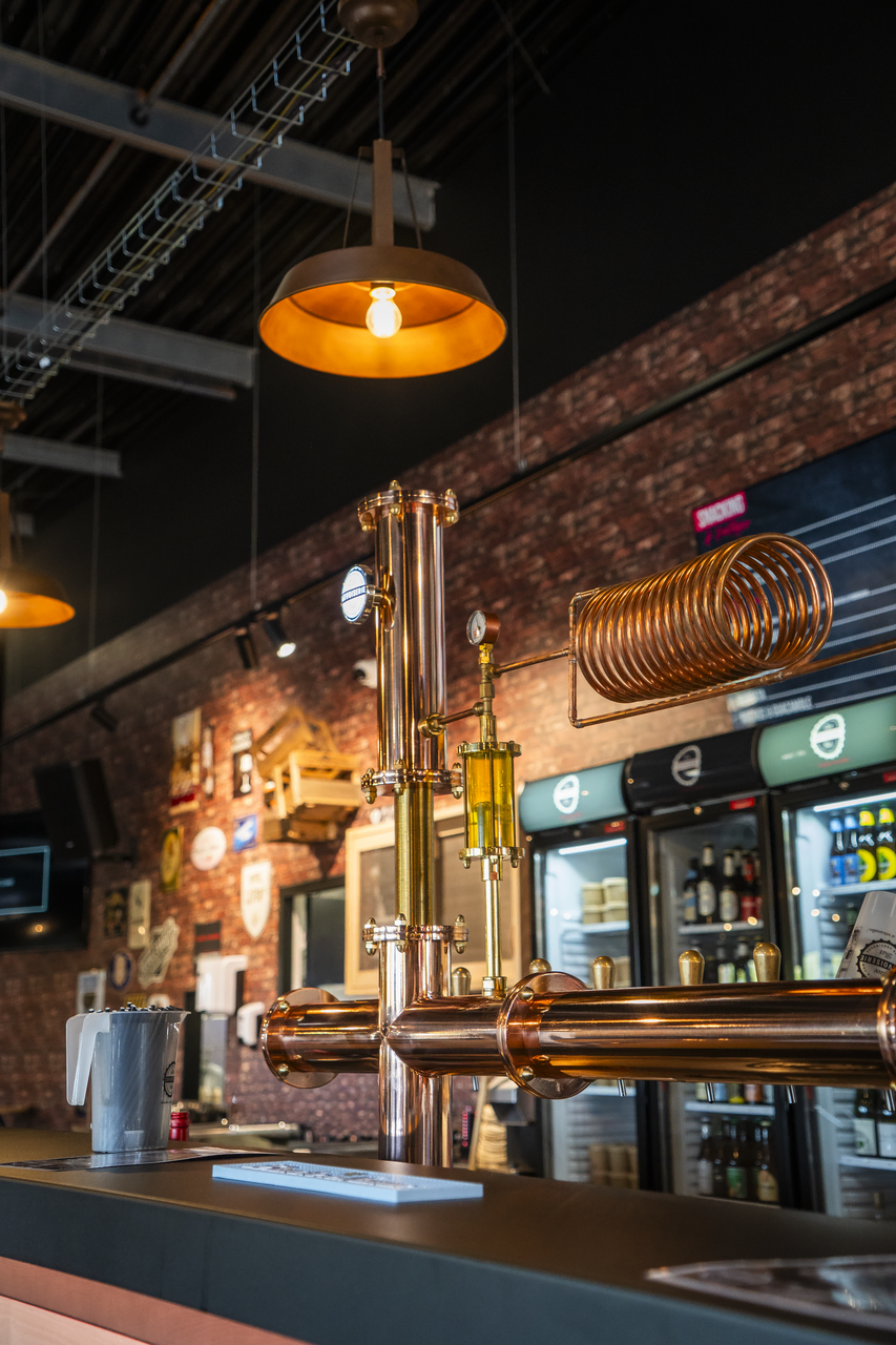 brasserie industrielle à la tireuse en cuivre