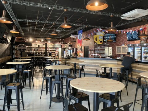 bar industriel moderne avec comptoir et tabourets hauteu