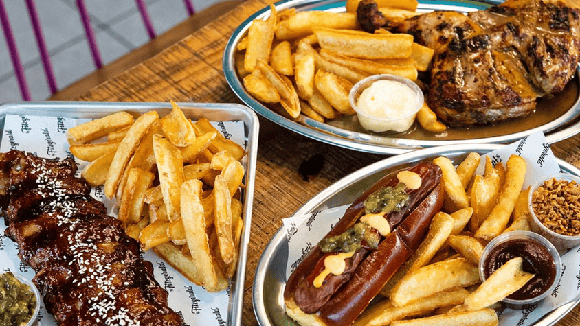 platos de barbacoa con costillas, steak y perrito