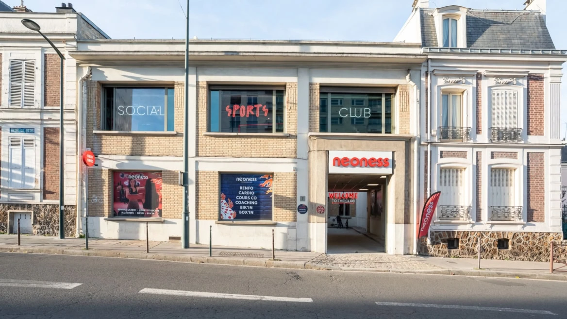 façade du club de sport neoness en ville
