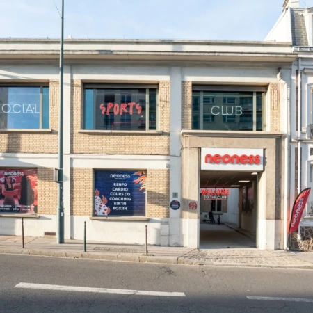 façade du club de sport neoness en ville