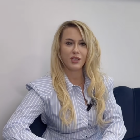 blondynka w niebieskiej koszuli podczas wywiadu