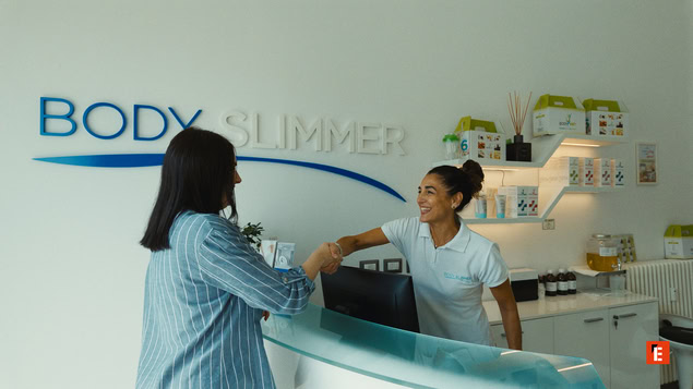 réception body slimmer : accueil et poignée de main