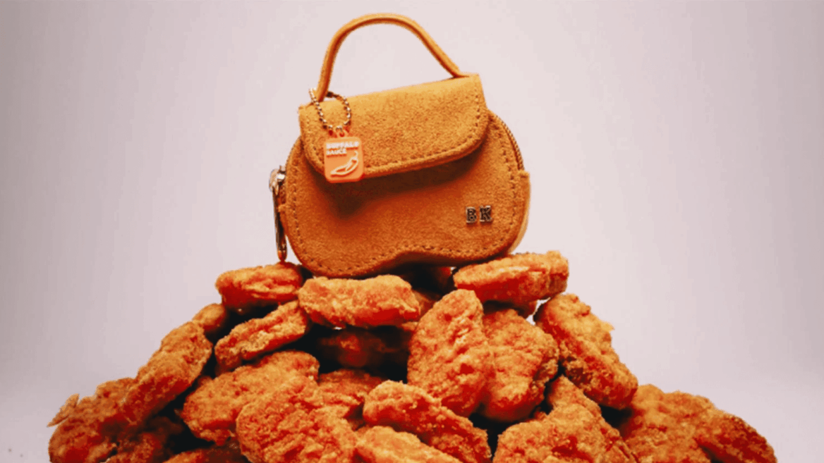 bolso naranja sobre nuggets de pollo, estilo kfc