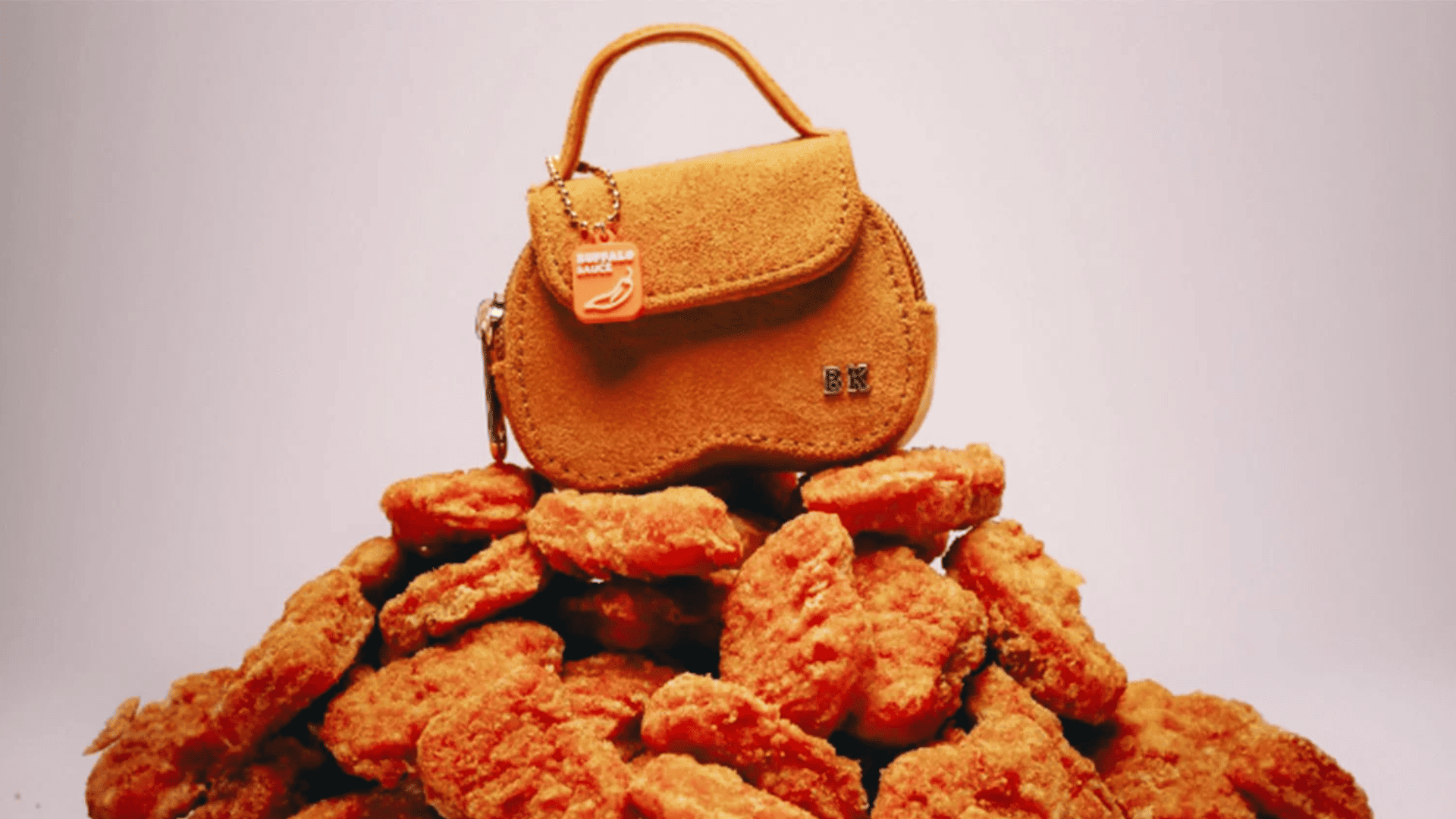 bolso naranja sobre nuggets de pollo, estilo kfc