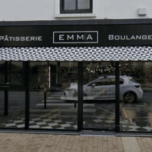 boulangerie emma : façade noire moderne