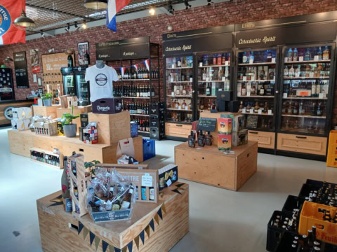 intérieur de boutique de spiritueux haut de gamme