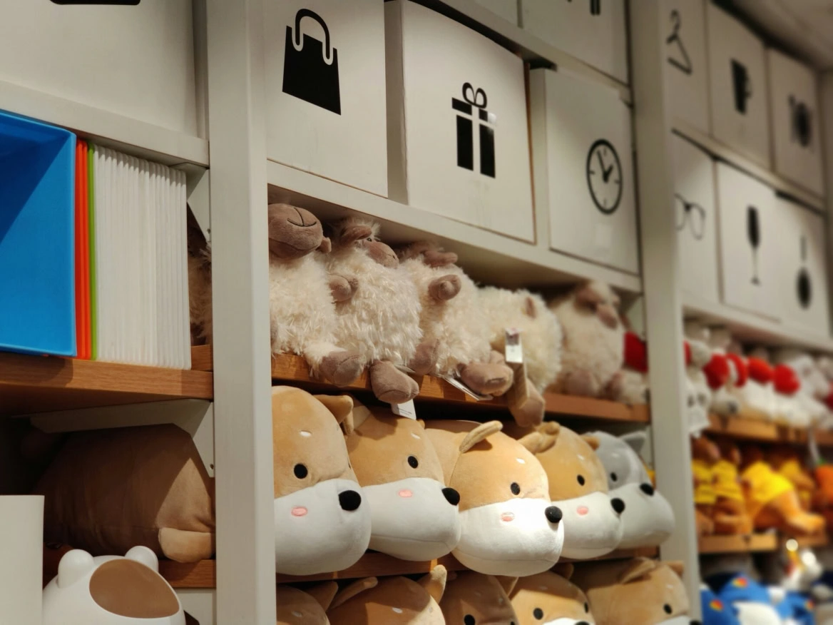 présentoir de peluches en boutique moderne