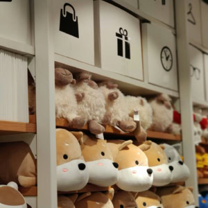 présentoir de peluches en boutique moderne