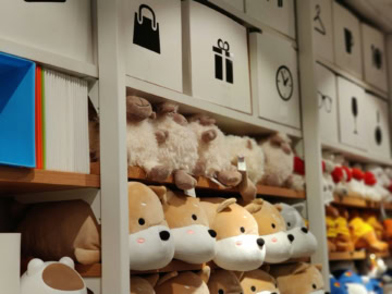 présentoir de peluches en boutique moderne
