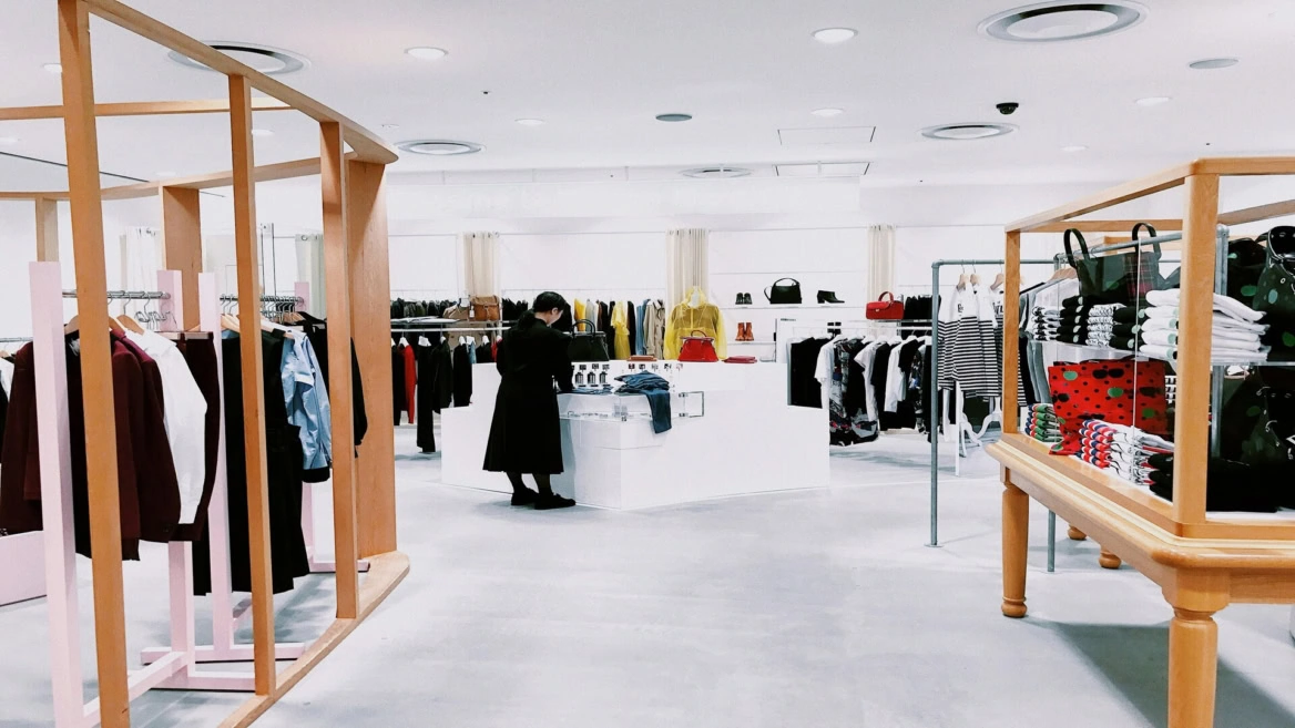 boutique de mode moderne et lumineuse