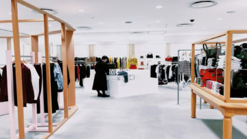 boutique de mode moderne et lumineuse