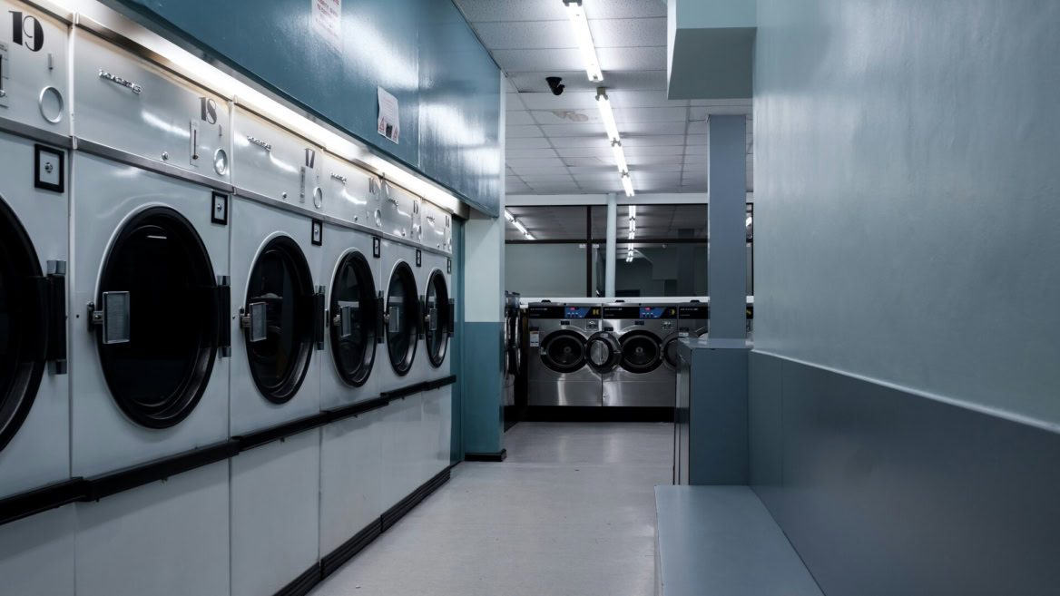 buanderie self service moderne avec sèche linge alignés