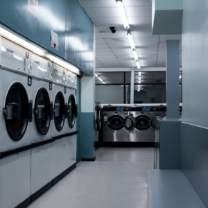 buanderie self service moderne avec sèche linge alignés