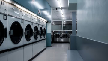 buanderie self service moderne avec sèche linge alignés