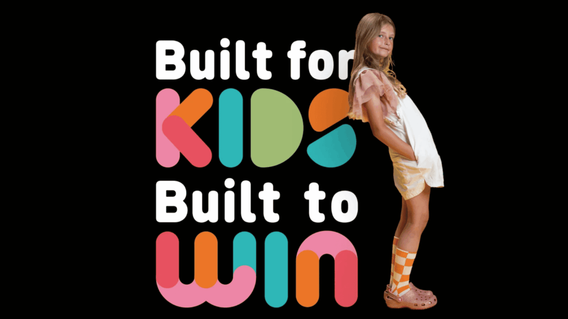affiche colorée built for kids avec fille stylée