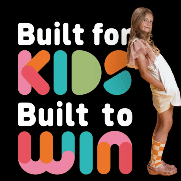 affiche colorée built for kids avec fille stylée
