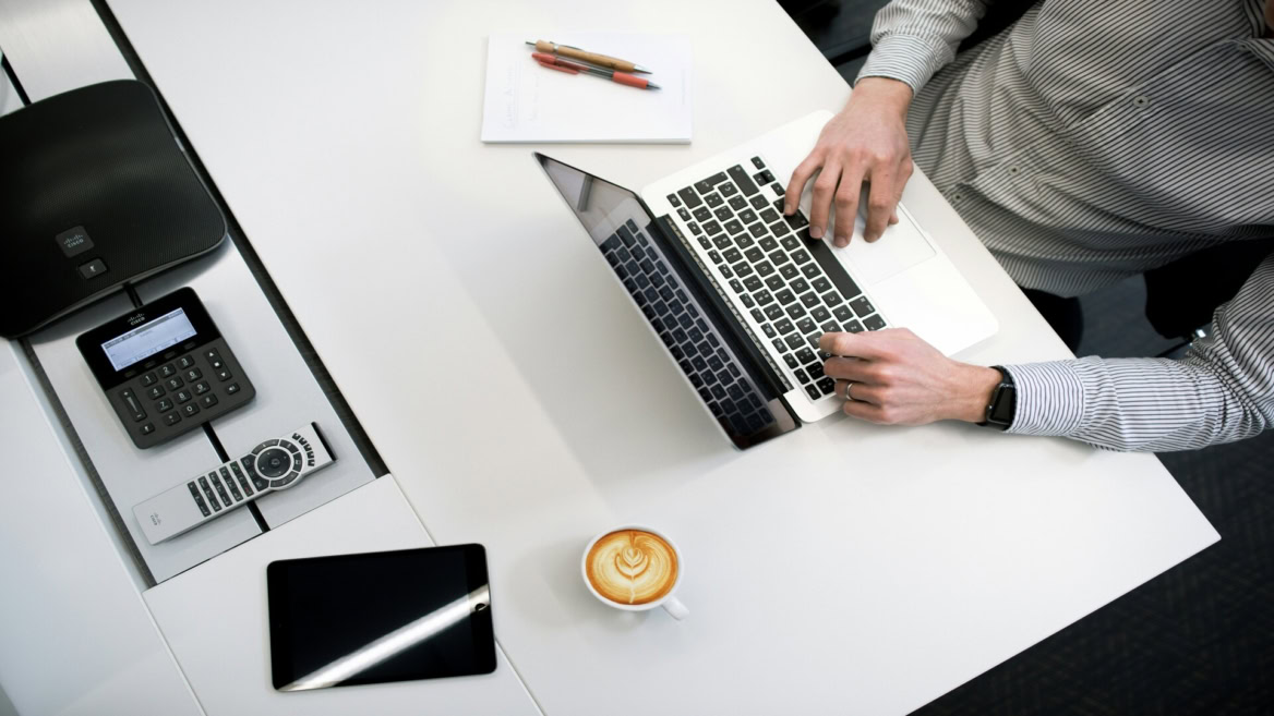 bureau moderne avec café, laptop et téléphone de réunion