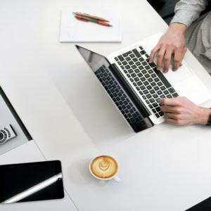 bureau moderne avec café, laptop et téléphone de réunion