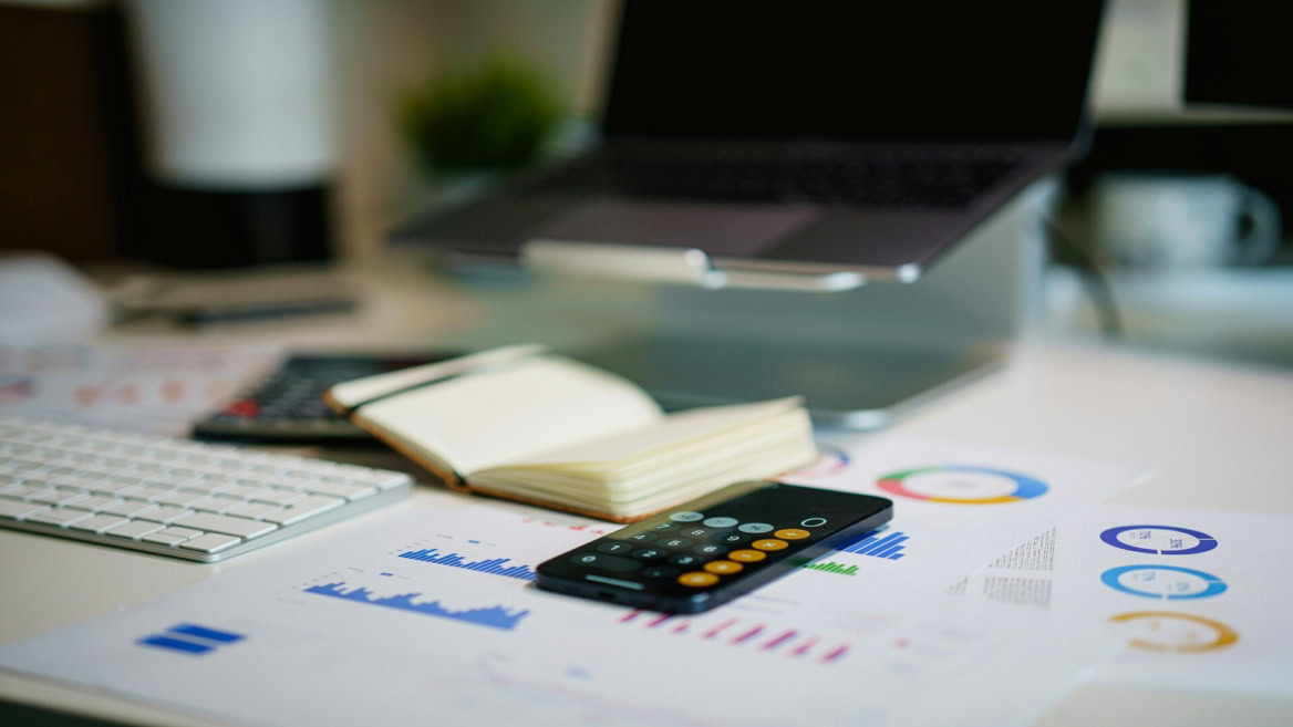 bureau d’analyse financière avec calculatrice et graphiques