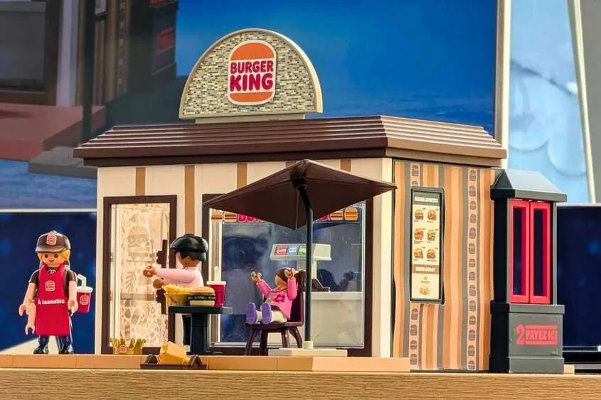 diorama miniatura de burger king con terraza