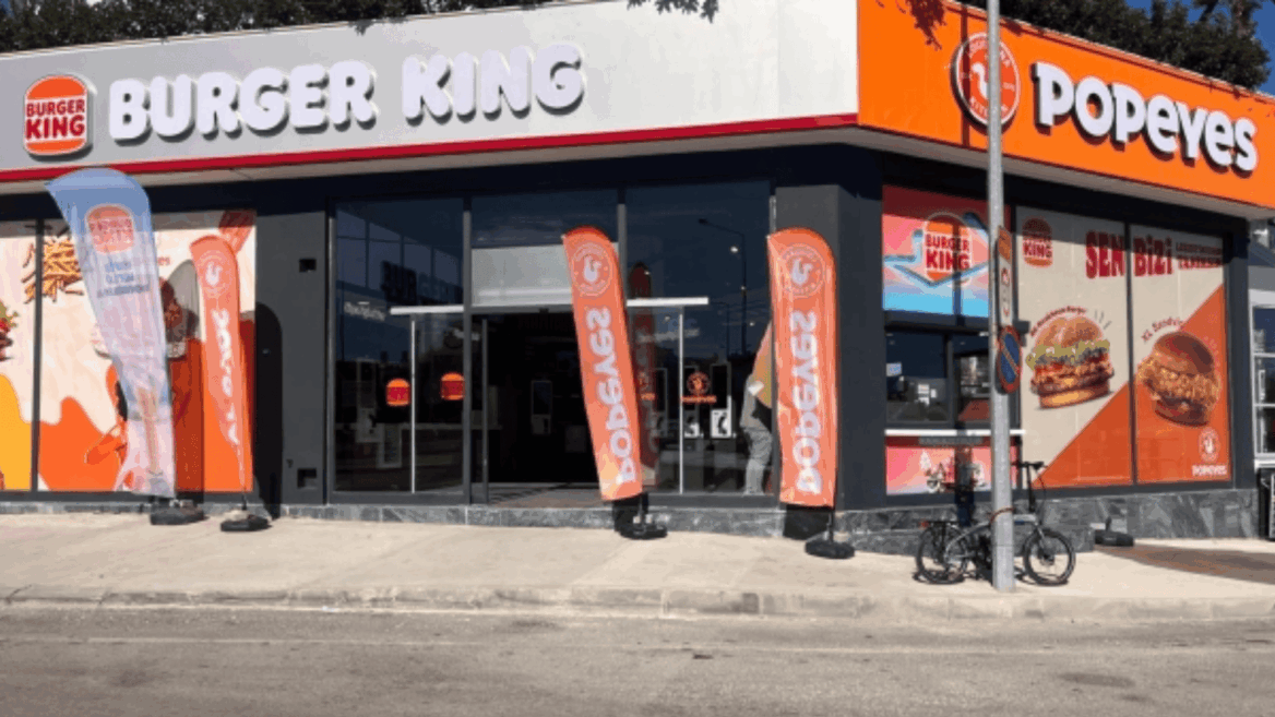 fachada burger king y popeyes con carteles promocionales