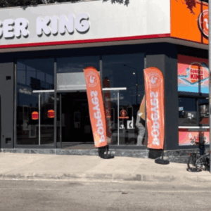 fachada burger king y popeyes con carteles promocionales