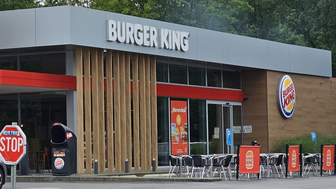 façade moderne d’un burger king avec terrasse