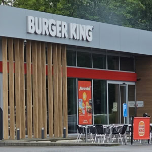 façade moderne d’un burger king avec terrasse